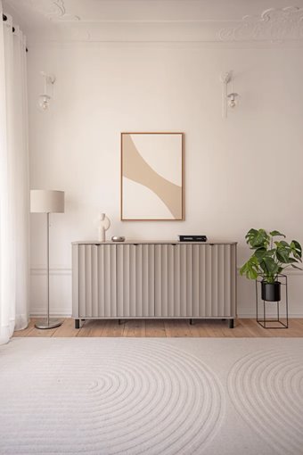 niska komoda na wysokich nogach