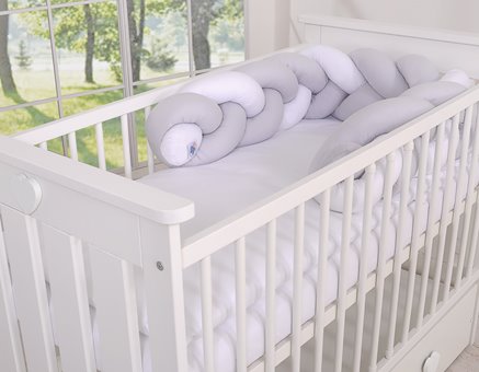 Miękki, ręcznie szyty ochraniacz do łóżeczka