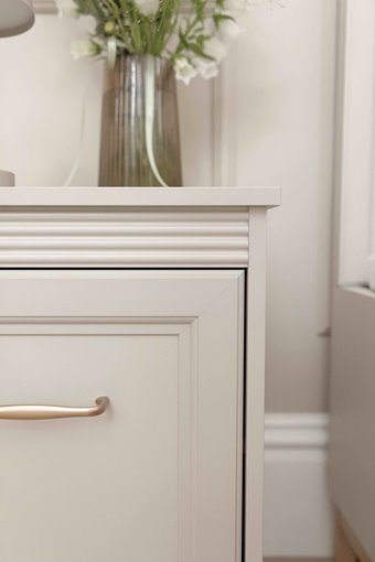 funkcjonalna szafka nocna klasyczna