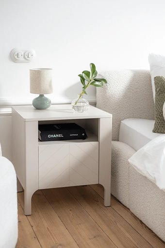 szafka nocna z ozdobnym frontem jodełka