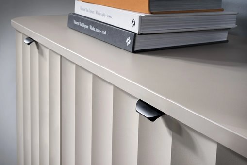 niska komoda na wysokich nogach