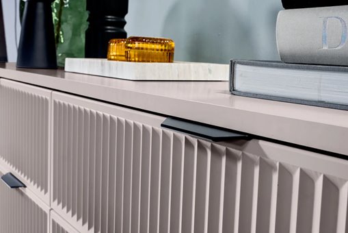 Komoda z bocznymi szafkami i półkami 